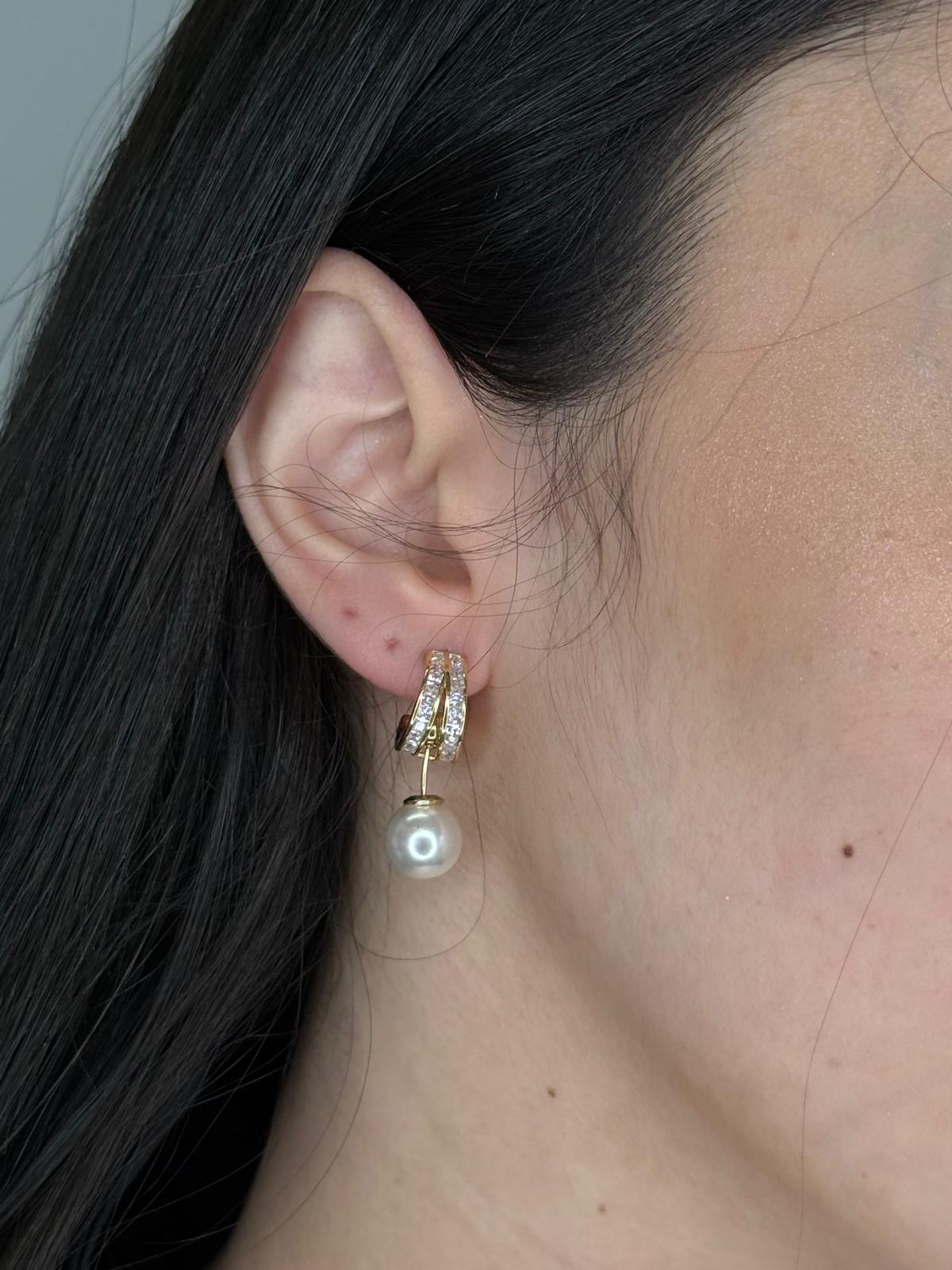 עגילי פנינים אלגנטיים עם חישוק משובץ בציפוי זהב ופנינה תלויה