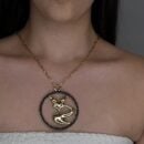 שרשרת שועל שחור עם תליון עיגול משובץ אבנים שחורות
