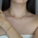 סט תכשיטים עדין הכולל שרשרת וצמיד עם חרוזים מרובעים בצבע זהב וכסף בעיצוב אלגנטי